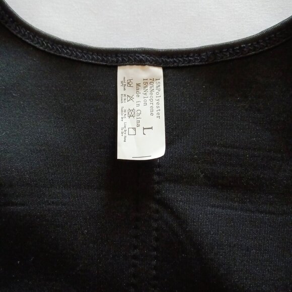 Size Large Women's Work Out Full Zip Vest - Picture 5 of 10